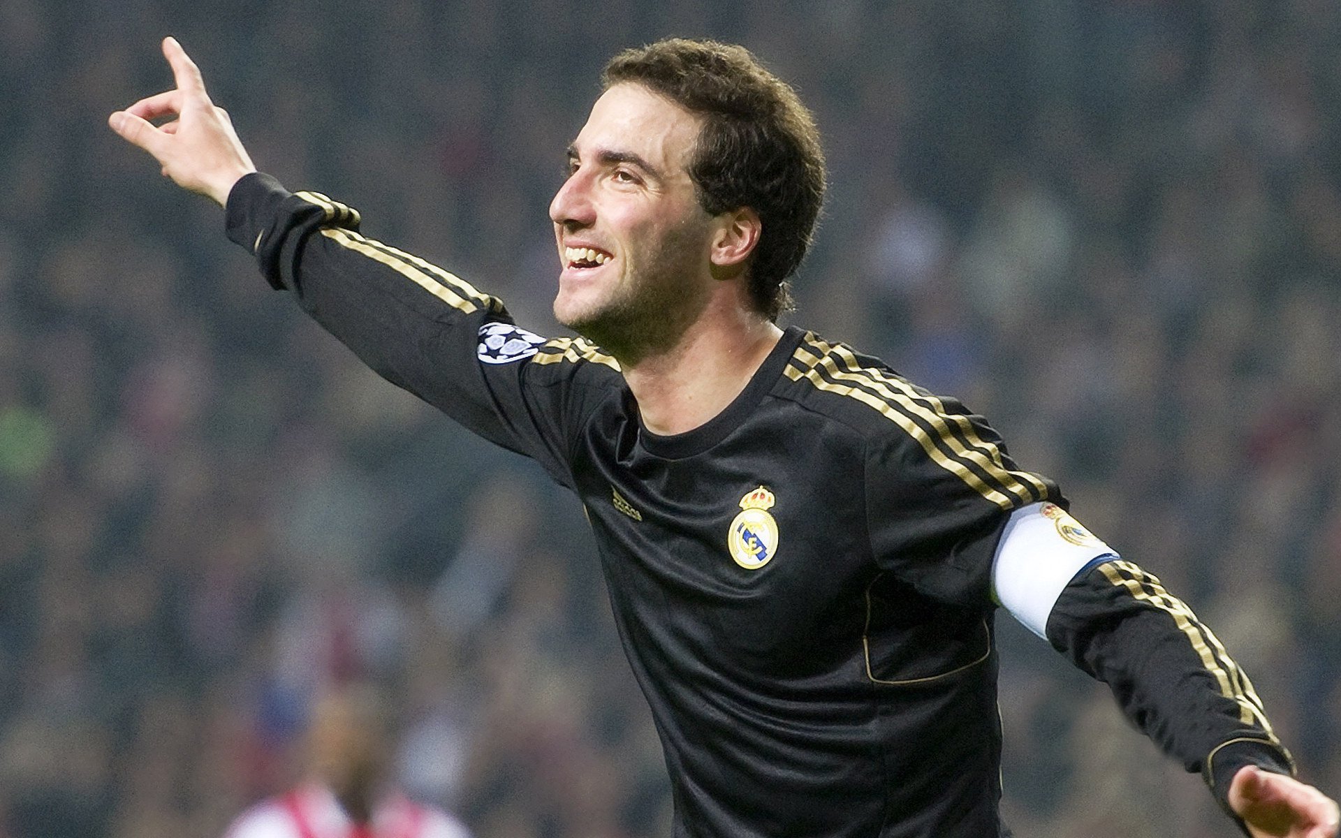 卡扎伊什维利第25球！推射破门，领跑射手榜冲击金靴，扎卡左后卫